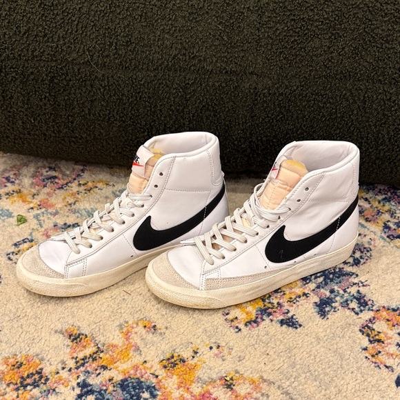 Nike White Black High-Top Athletic Shoes with Red Logo Accent - Picture 3 of 6